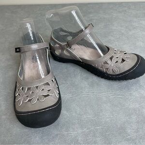 JBU Tan “Sunflower” Floral Cutout Mary Jane Flats/Walking Shoes